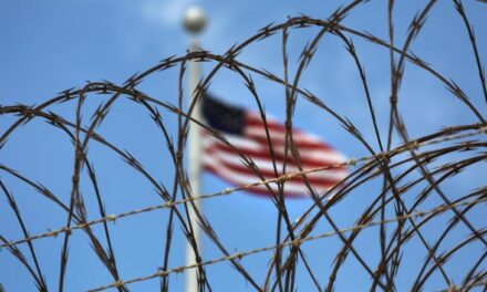 Shkaktoi polemika, pezullohet plani për vaksinimin e të dënuarve të Guantanamos