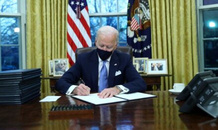 Joe Biden zhbën vendimet e Trump, cilat janë 17 urdhrat ekzekutivë që nënshkroi si President