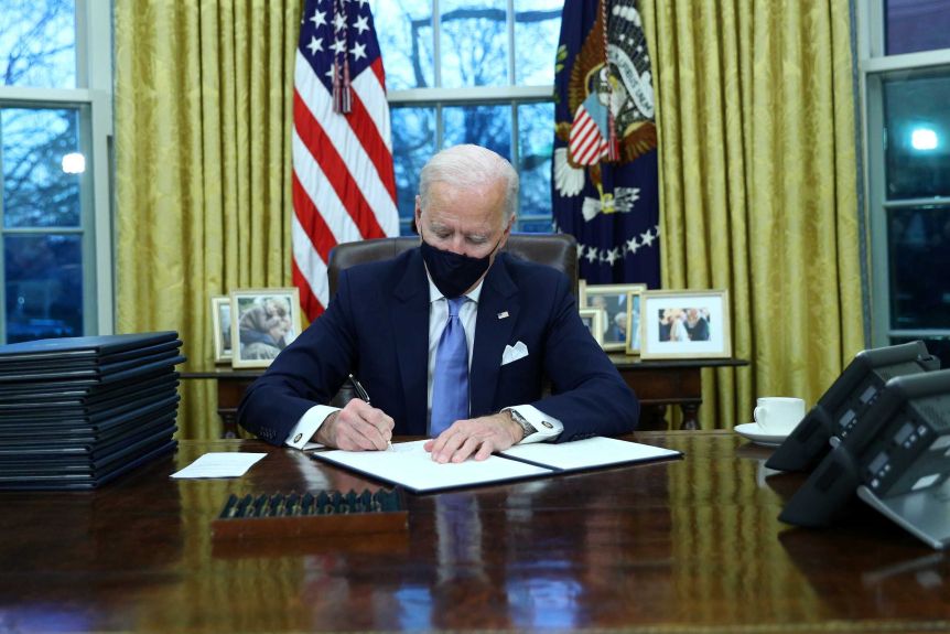 Joe Biden zhbën vendimet e Trump, cilat janë 17 urdhrat ekzekutivë që nënshkroi si President