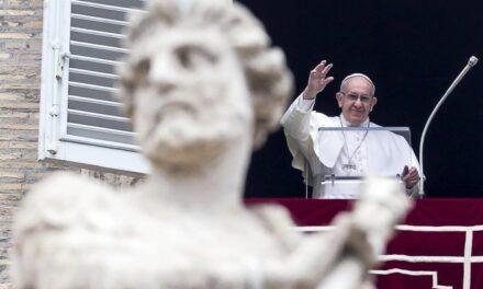 Papa Françesku vendos të vaksinohet: Mos luani bixhoz me jetën tuaj