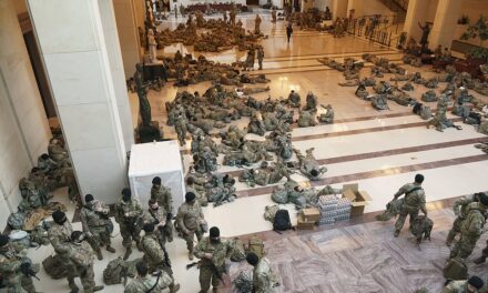 Qindra trupa të Gardës Kombëtare flenë në hollin e Kongresit me armë në duar