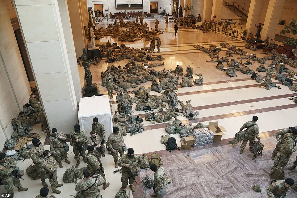 Qindra trupa të Gardës Kombëtare flenë në hollin e Kongresit me armë në duar