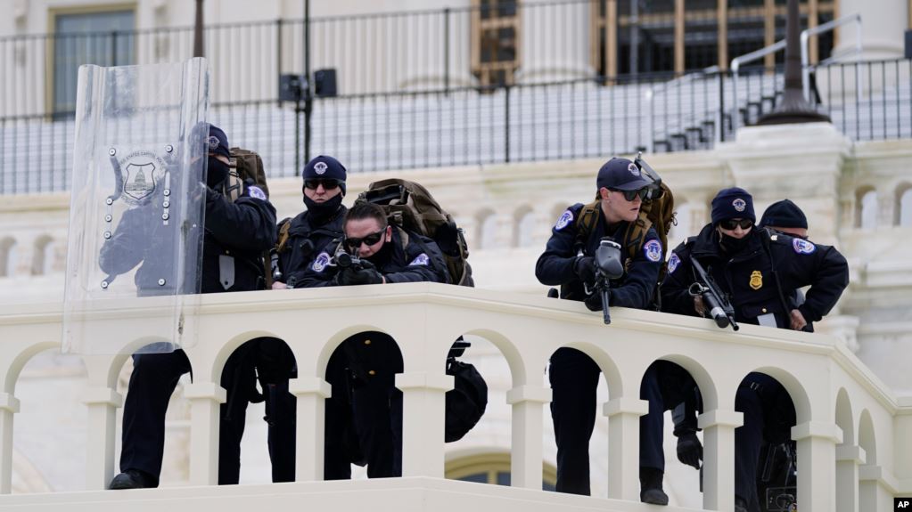Vdekja e oficerit të Policisë intensifikon hetimet për sulmin në Kongres