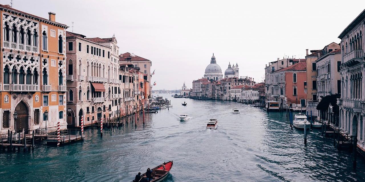 E dini që karantina e parë në botë u shpik 600 vite më parë në Venecia?