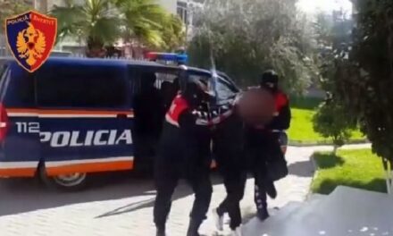 Arrestohet grabitësi i dytë i kambistit të Korçës, prezantohej si punonjës policie