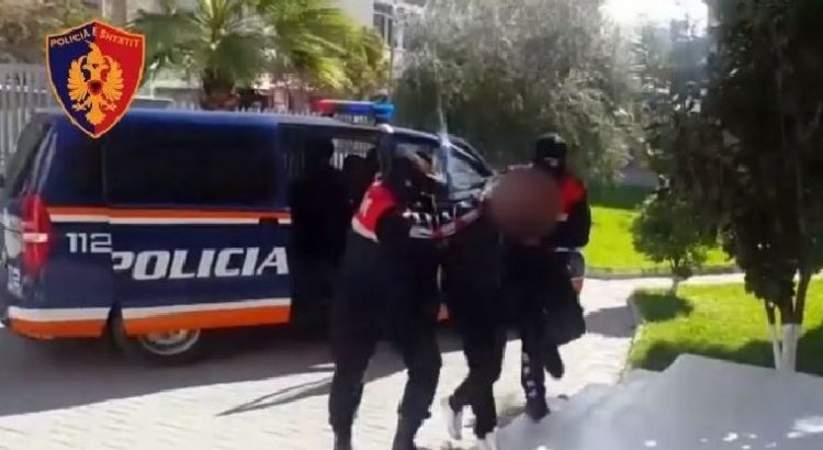 Arrestohet grabitësi i dytë i kambistit të Korçës, prezantohej si punonjës policie