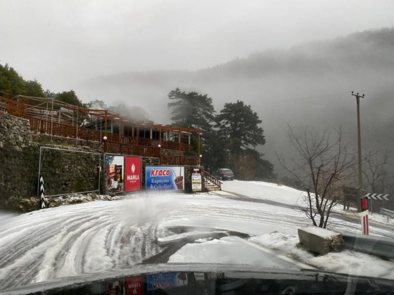 Bora mbulon Llogaranë, vështirësi në qarkullim