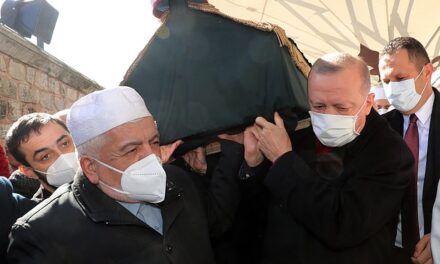 Erdogan thyen masat anti-Covid, merr pjesë në varrimin e teologut