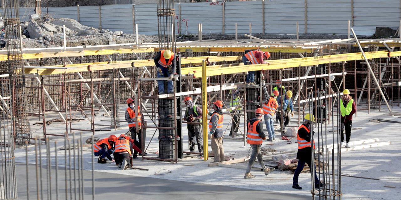Incidenti/ Rindërtimi te “5 Maji” në Tiranë, banorët ndalin ekskavatorët