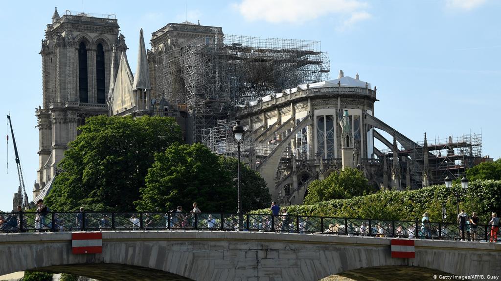 Franca kërkon lisa 200-vjeçarë për të rindërtuar Katedralen