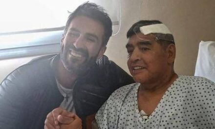 “Trashaluqi po vdes”. Telefonata shokuese e mjekut të Maradonës që po trondit Argjentinën
