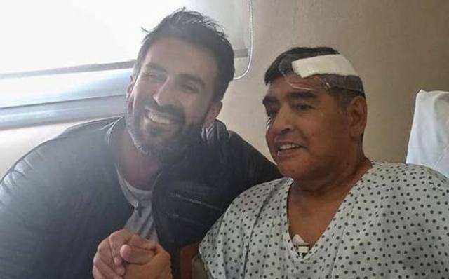 “Trashaluqi po vdes”. Telefonata shokuese e mjekut të Maradonës që po trondit Argjentinën