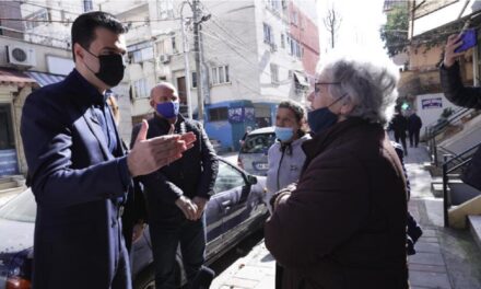 “Erdhi Pranvera, do ta shporrim atë kodosh njeriu”, Basha takon qytetarët në Tiranë: Do ta fshijmë të keqen