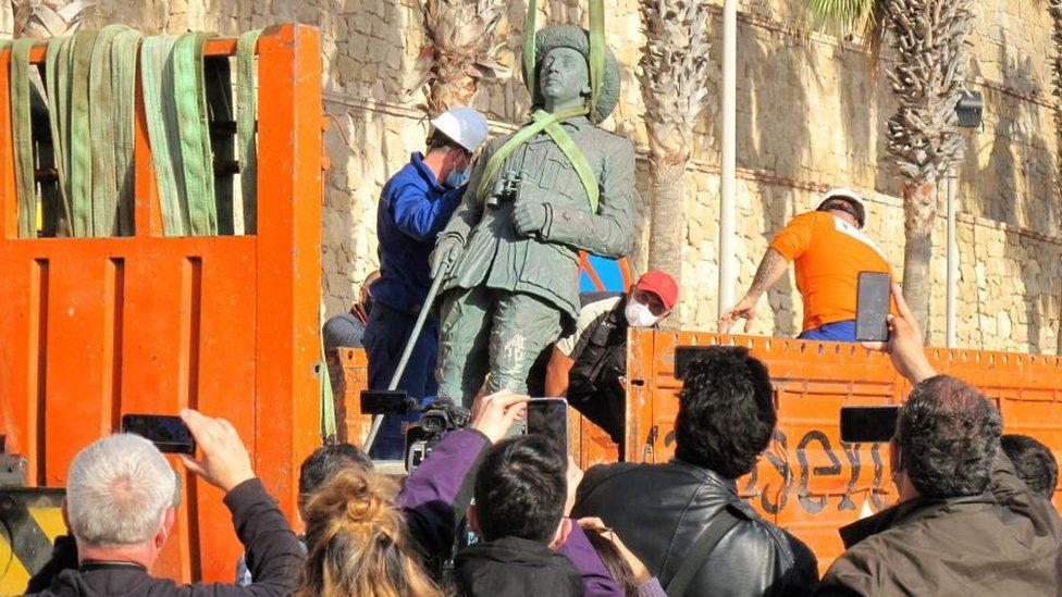Spanja “zhduk” ish-diktatorin fashist Franco, hiqet edhe statuja e fundit