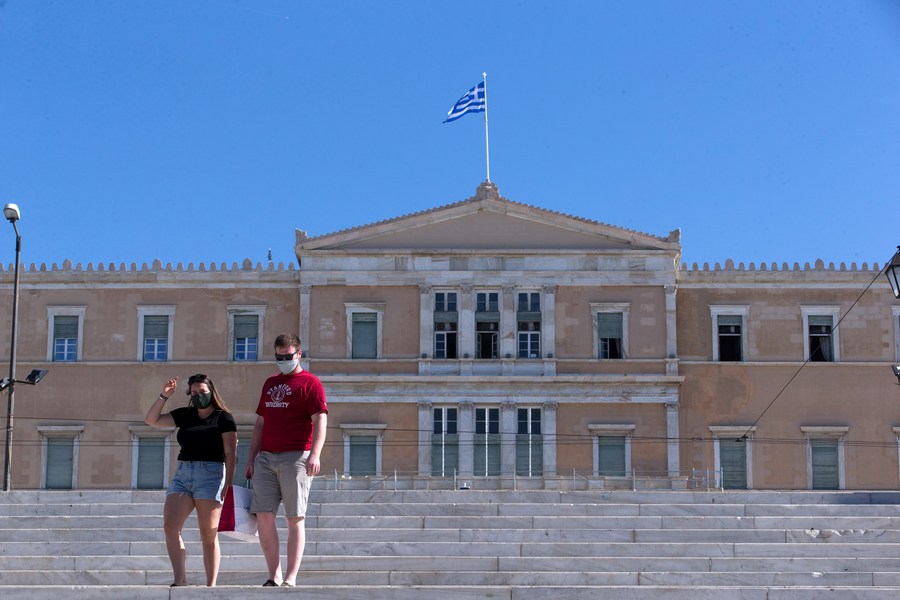 Greqia ashpërson kufizimet, rikthen mbylljen në fundjavë