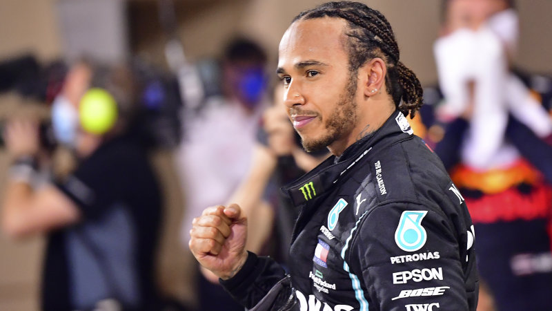 Merr fund telenovela, Lewis Hamilton rinovon kontratën me Mercedes