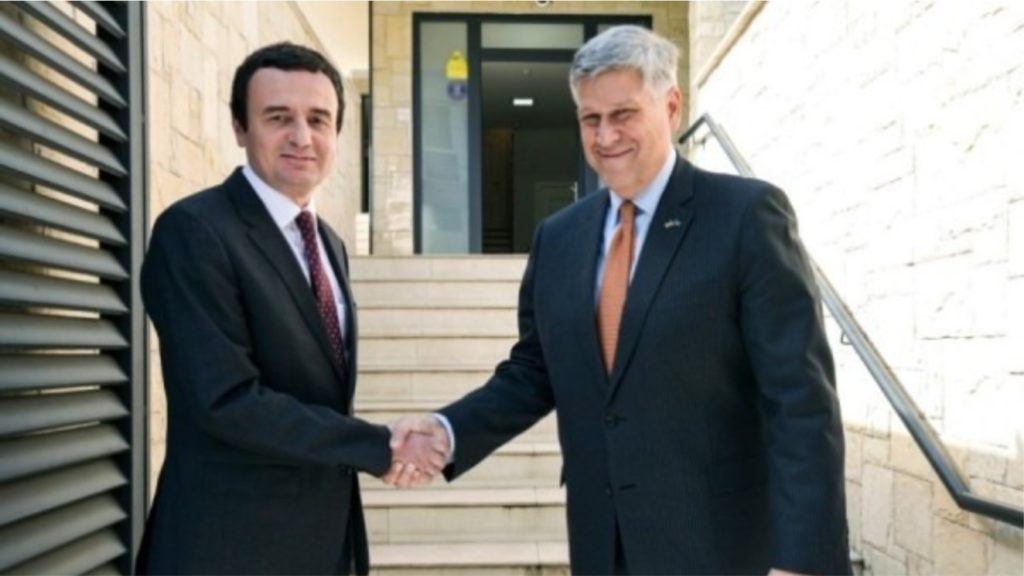 Ambasadori amerikan në Prishtinë takon Kurtin pas fitores në zgjedhje