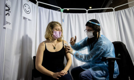 Izraeli nxjerr të dhënat mbi efektin real të vaksinës: Efektive për “botën reale”