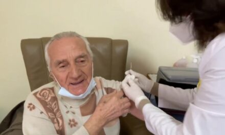 Vaksinohet i moshuari i parë në Shqipëri
