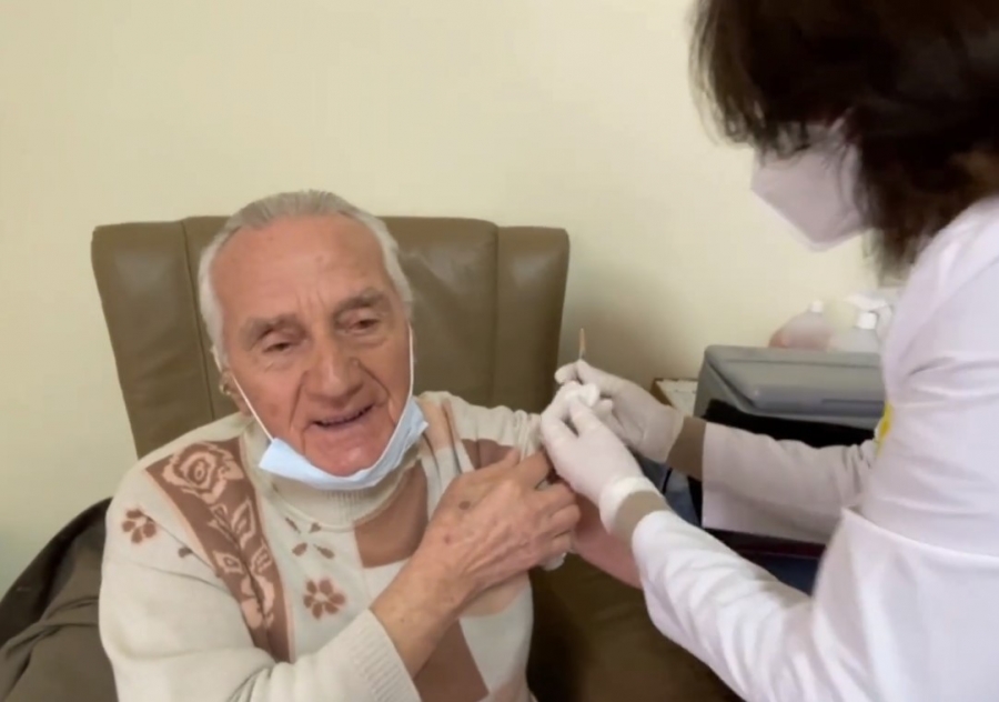 Vaksinohet i moshuari i parë në Shqipëri