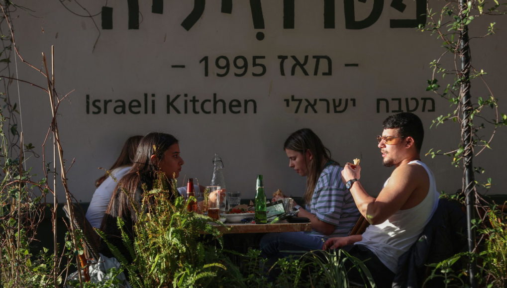 Rikthehet normaliteti në Izrael: Bare dhe restorante të hapura falë vaksinimit
