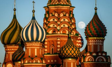 Misteri i monumentit shumëngjyrësh në Moskë