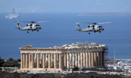 Greqia tregon forcën ushtarake në 200 vjetorin e pavarësisë