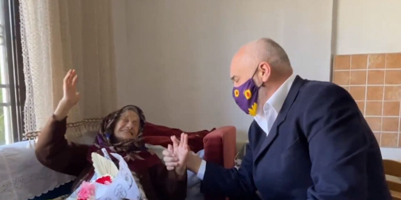 Takimi prekës i Ramës me 111-vjeçaren nga Shkodra