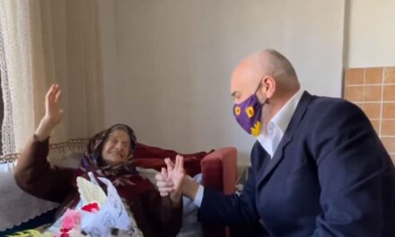Takimi prekës i Ramës me 111-vjeçaren nga Shkodra
