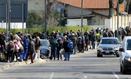 Kriza nga Covid në Milano: Dhjetëra qytetarë në radhë për të marrë ndihma ushqimore