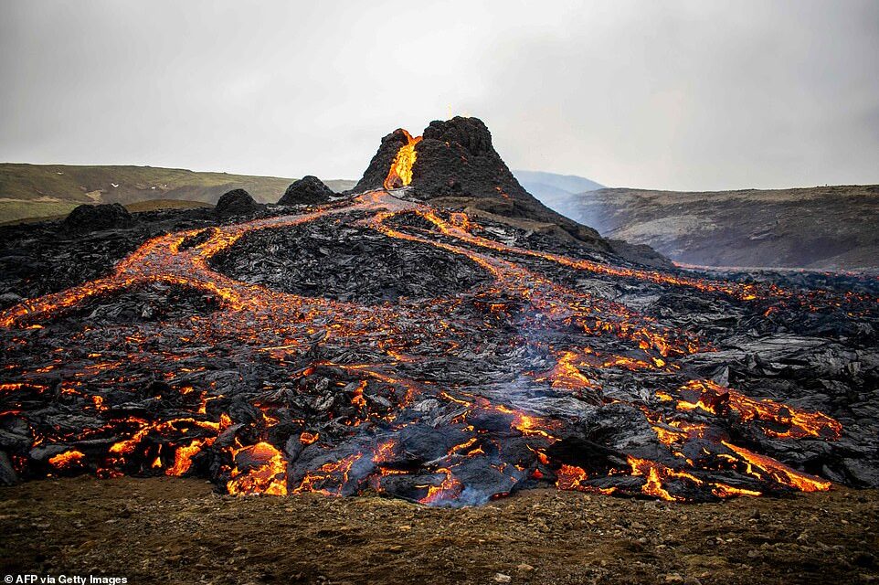 Pranë “ferrit”, qindra islandezë pranë kraterit të vullkanit për eksperiencën e jashtëzakonshme