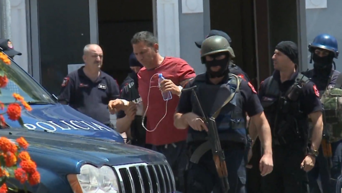 Nën akuzë për vrasje, arrestohet Ardian Çapja, shpallet në kërkim Florenc Çapja