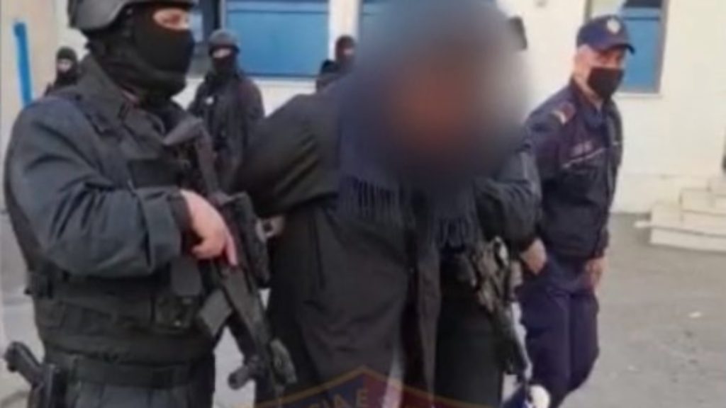 Fshihej në banesën e Ardian Çapjas, policia arreston një person në kërkim