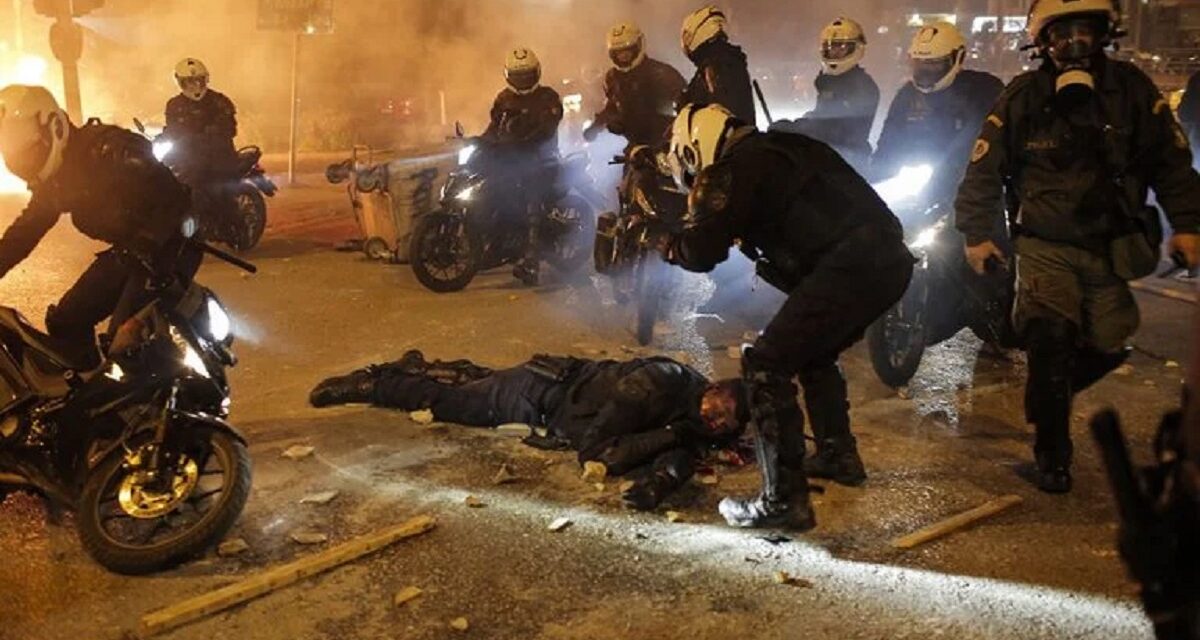 Pamje tronditëse nga Athina, turma e huliganëve dhunon egërsisht policët