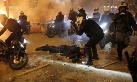 Pamje tronditëse nga Athina, turma e huliganëve dhunon egërsisht policët