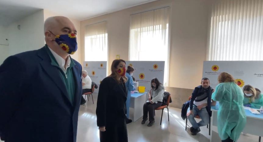 Manastirliu: Me vaksinat ruse Sputnik vijojmë vaksinimin e të moshuarve