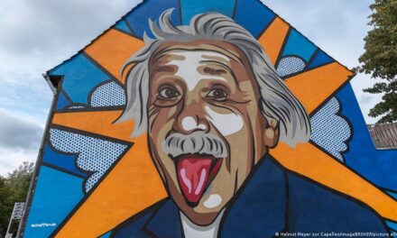 Përse Ajnshtajni nxjerr gjuhën?