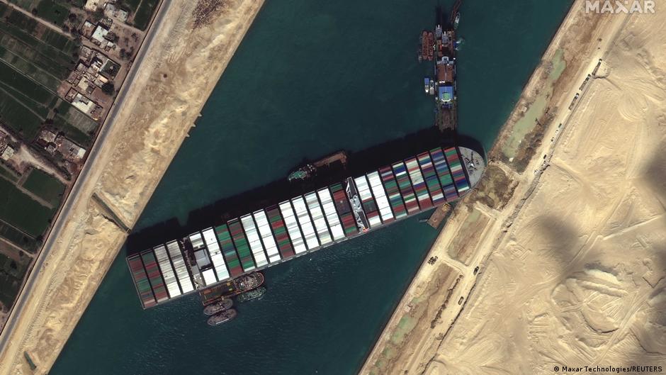 Shpresë për lëvizjen e anijes së bllokuar në kanalin e Suezit