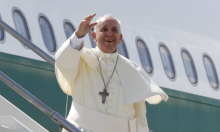 Papa Prançesku kalon në hapësirën shqiptare dhe i dërgon mesazh Presidentit Meta
