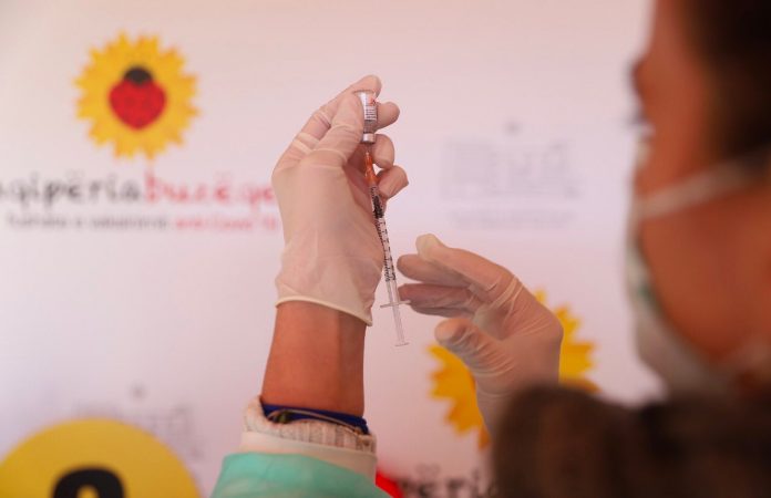 Qeveria shqiptare lejon përdorimin e vaksinave ruse dhe kineze