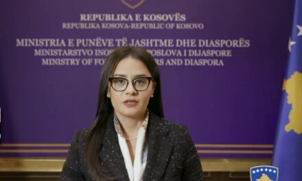 Bashkëshorti i akuzohet për blerje votash, dorëhiqet ministrja e Jashtme në Kosovë