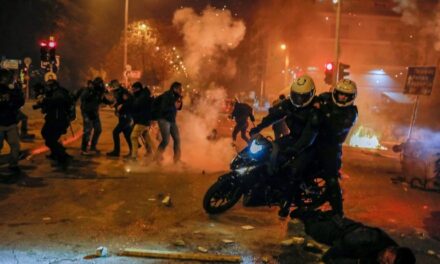 Athina në flakë. Plagosen dhjetë policë, arrestohen dhjetëra protestues