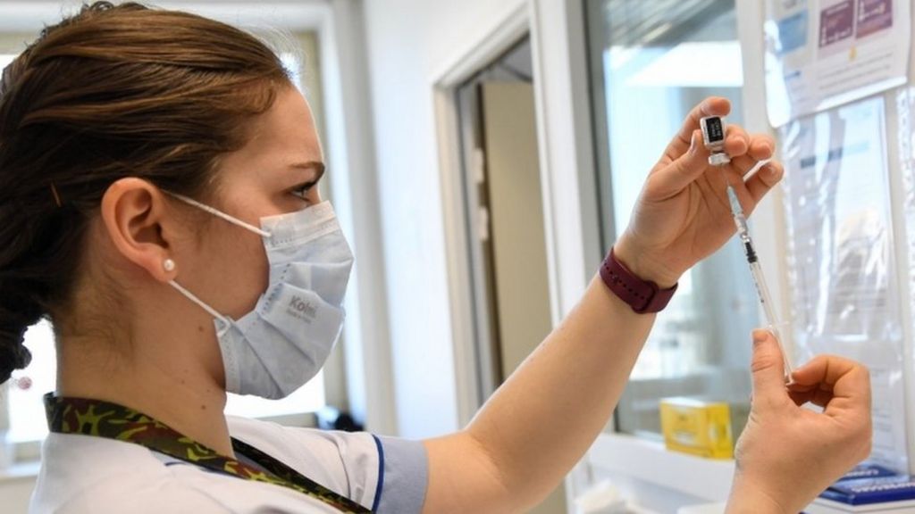 Vaksina edhe në farmaci, Franca synon të përshpejtojë procesin