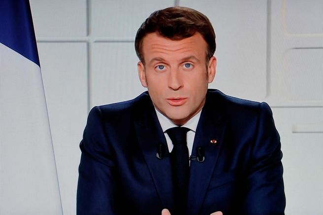 Macron: E gjithë Franca zonë e kuqe, shkollat do mbyllen për tre javë