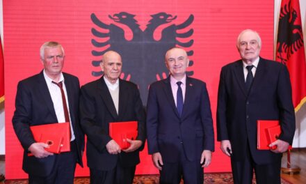 Presidenti Meta vlerëson tre figura të shquara të sportit nga Elbasani