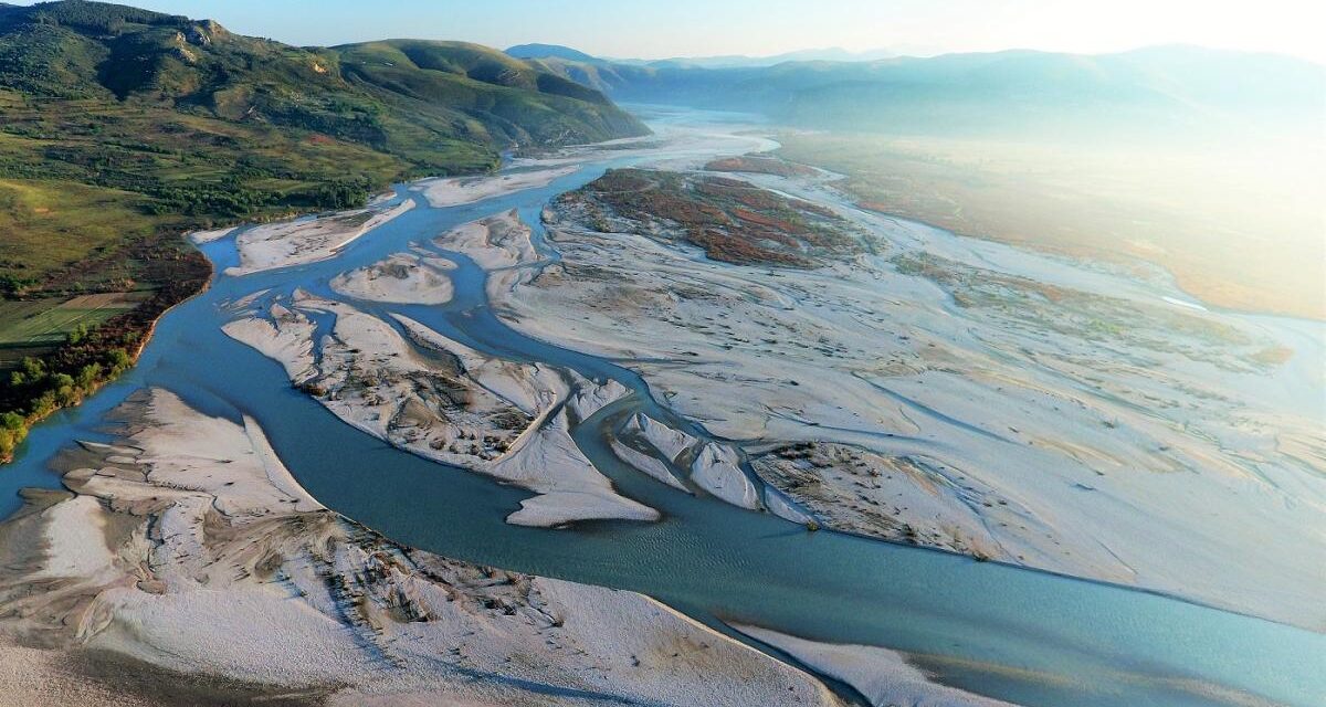 The Guardian për Lumin Vjosa: Si i largoi digat parku i parë kombëtar i lumit të fundit të egër në Evropë