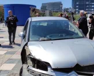Shoferi i dehur futet me makinë në sheshin Skënderbej, tenton të përplasë këmbësorët