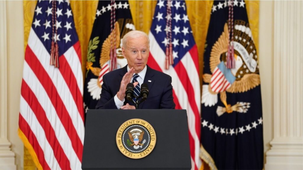Biden njofton kufizim të armëve, ndërsa rritet presioni pas të shtënave