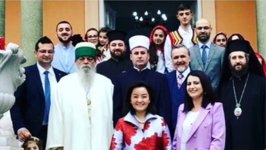 Kim: E gjithë bota duhet të mësojë nga harmonia fetare në Shqipëri