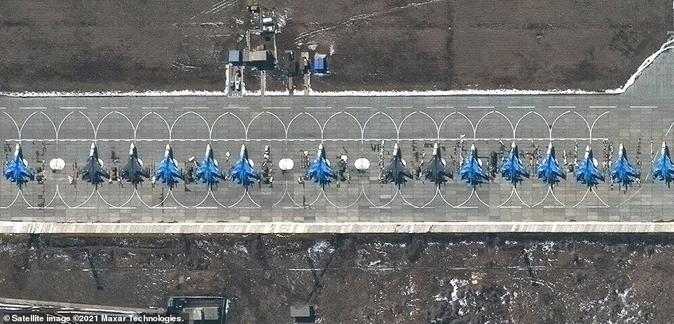 Në pritje të urdhrit të Putin, avionët supersonik rusë rreshtohen për sulm pranë kufirit me Ukrainën
